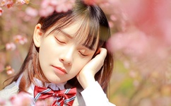 扒开粉嫩小泬舌头伸进去